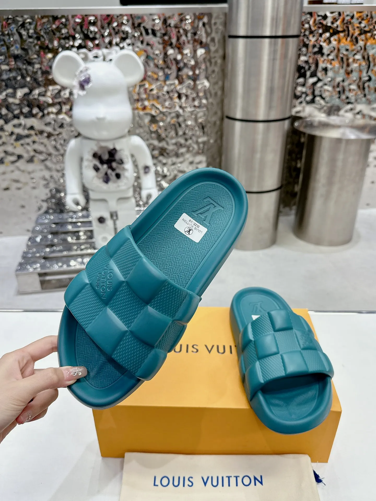 [L Home] P: 280💰 ▪️Shoe size: Women's 35-40 Men's 38-46▪️Packaging: Counter top quality~original packaging 𝟐𝟎𝟐5 Louis Vuitton counter's new embossed slippers, lv monogram embossed slippers, Waterfront sandals are back with a new look, and the upper buckle is embossed with lv's iconic Monogram pattern. Made of waterproof rubber with a comfortable and resilient insole. The lightweight, flexible outsole is embossed with the Louis Vuitton logo. ▪️Fabric: Original molded rubber foam surface ▪️Technology: embossed logo ▪️Sole: Original molded rubber foam outsole ▪️Sole thickness: 3CM.